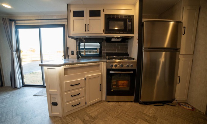 Platter House | Relax at Puma 5: Cozy RV Space with Pool & Spa Amenities