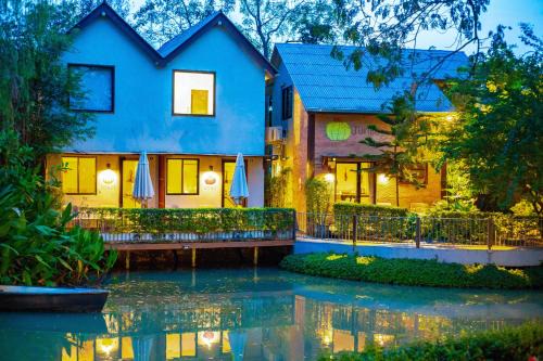 Sam Khok Hotel | Unforgettable Stay at Pumpkin Art Town - 10/10 Rated!
