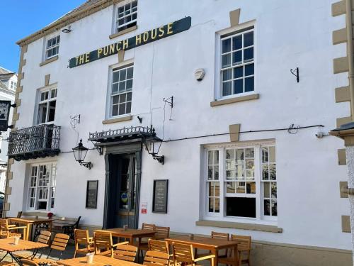 Monmouth Hotel | Pet-Friendly Retreat at Punch House Monmouth - 8/10 Rated