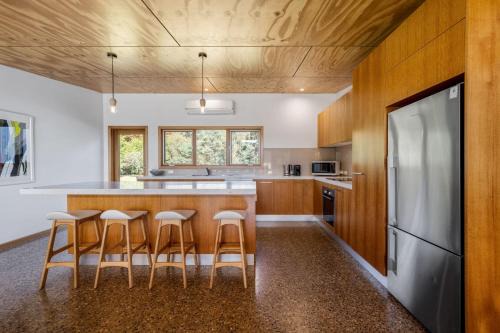 Porepunkah House | Relax at Punka River Retreat with Hot Tub & Child-Friendly Amenities