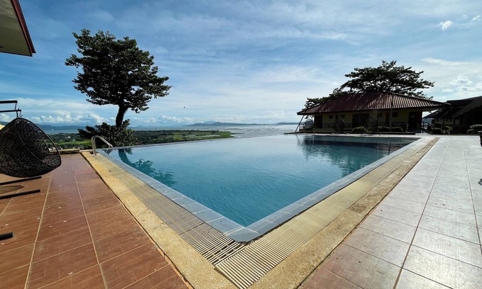 Baras Hotel | Relax at Cocotel Punta de Fabian with Pool and Restaurant