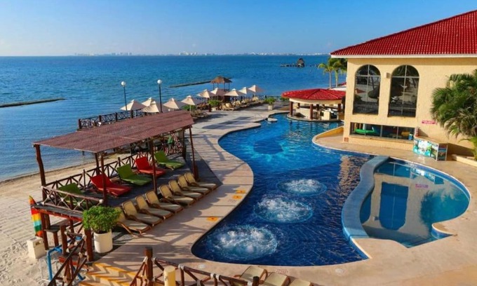 Puerto Juarez Apartment | Beachfront Punta Me Apartment with Pool and Ocean Views