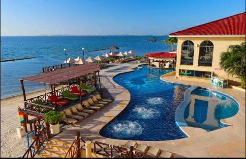 Puerto Juarez Apartment | Sea View Punta Me Apartment with Pool & Beach Access