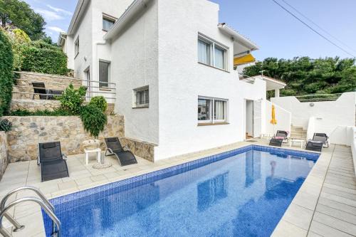L'Escala House | Experience Punta Montgó: Family-Friendly Getaway with Pool