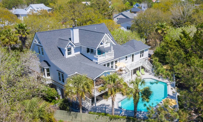 Sullivan's Island House | Beachfront Pura Vida House with Pool & Ocean View in SC