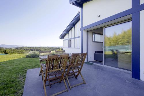 Villefranque Apartment | Pura Vida: Cozy Retreat with Ocean and Mountain Views