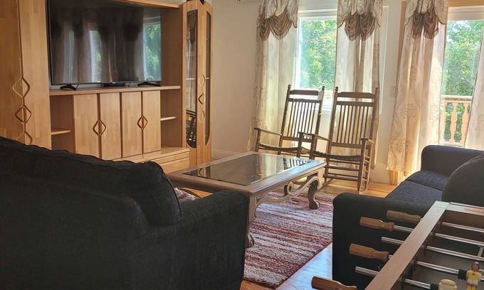 Northeast Yonkers House | PureHeart House: Tranquil 3-Bedroom Retreat with Spa