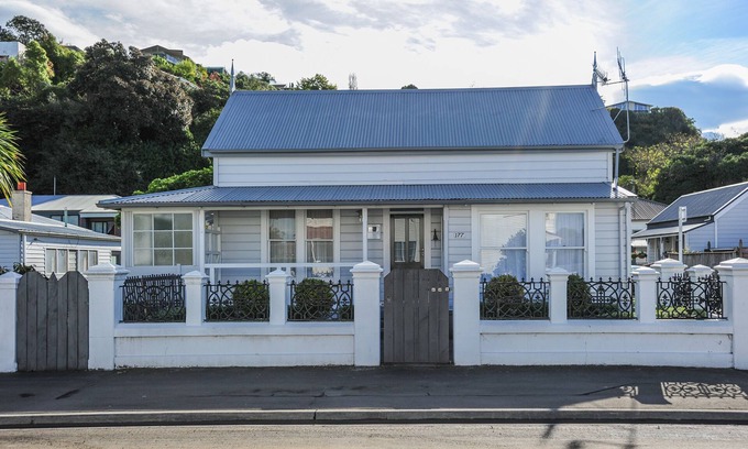 Hospital Hill Cottage | Oceanfront Puriri Downtown Villa - 9.6/10 Guest Rated Getaway