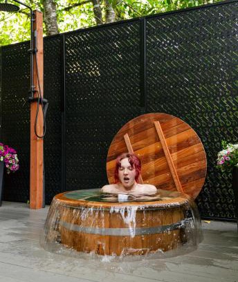 Arnold Creek Apartment | Oceanfront Oasis: Purple City Retreats with Spa & Breakfast