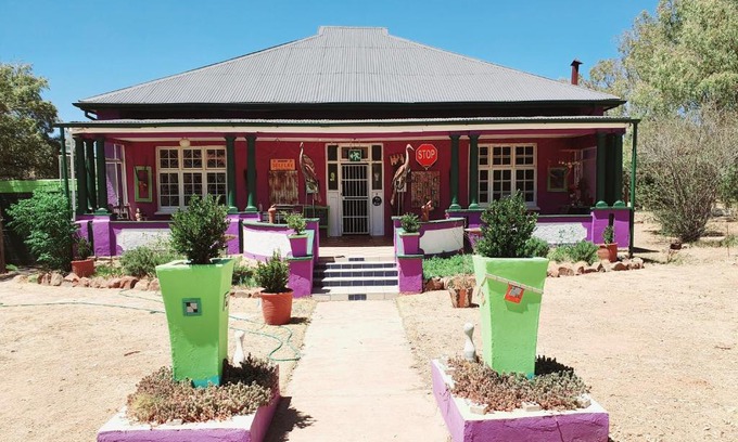 Smithfield House | Pet-Friendly Purple House B&B with Breakfast & Kitchen