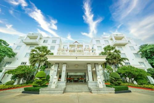 Sampov Meas Hotel | Relax at Pursat Riverside Hotel & Spa with Pool Access