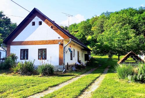 Lovaszheteny House | Discover Pusztakisfalu Vendégház: Family-Friendly Retreat