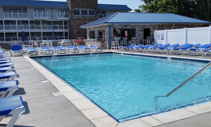 Put-in-Bay Apartment | Relaxing Put-in-Bay Condos with Ocean View & Pool Access