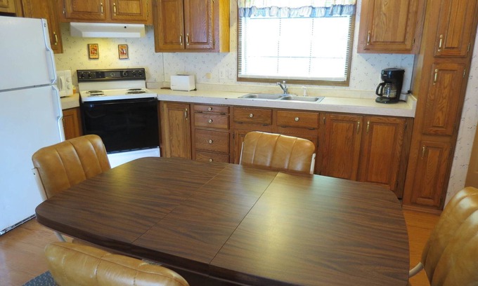 Put-in-Bay Cabin | Escape to Put In Bay: Family-Friendly Getaway with Pool