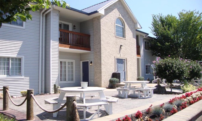 Put-in-Bay House | Relax at Put-in-Bay Poolview Condo #2 with Family-Friendly Amenities