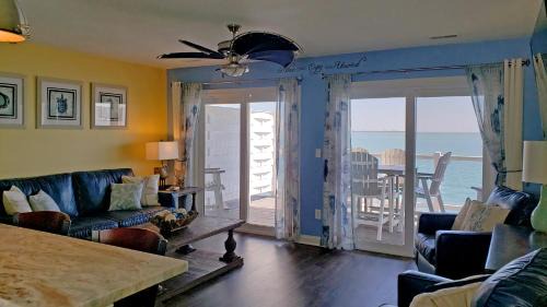 Put-in-Bay House | Scenic Put-in-Bay Waterfront Condo #207 with Pool Access