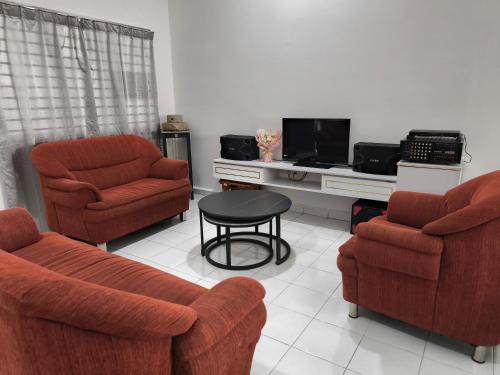 Batu Pahat House | Putera Indah Homestay Batu Pahat 13 pax by Ngio