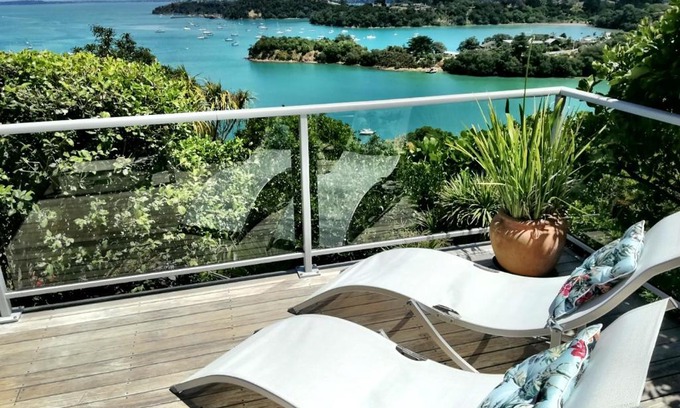 Ostend House | Exceptional Putiki Panorama with Kitchen Amenities