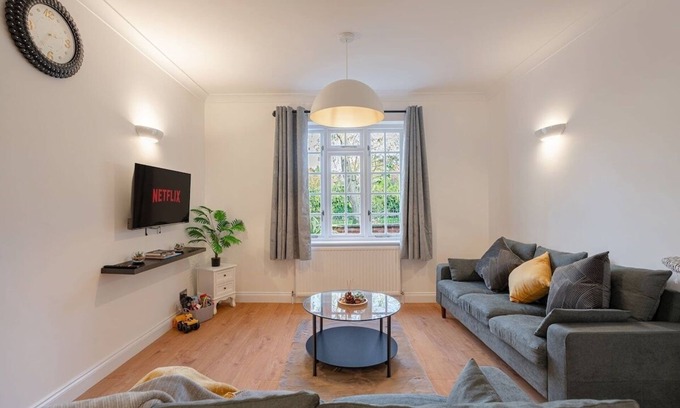 West Putney House | Putney Haven 3BD 2 Bath Sleeps 8 free WiFi/parking