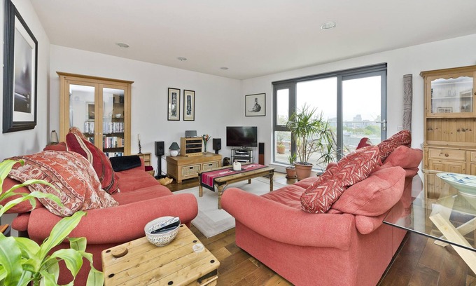 East Putney Apartment | Beautiful Apartment with Terrace by the River in Putney