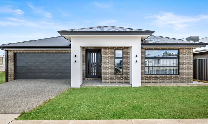 Yarrawonga House | Putters Retreat short stroll to the Sebel , Black bull Golf course and Lake Mulwala