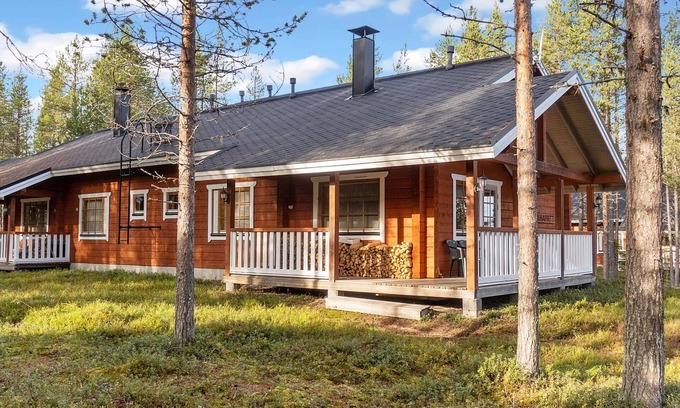 Sirkka House | Relaxing Retreat at Puuhapirtti 1 with Spa & Lake View