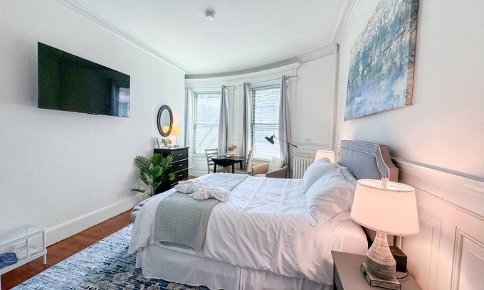 Fenway–Kenmore Apartment | Renovated Private Room Steps from Fenway Park, Highly Rated