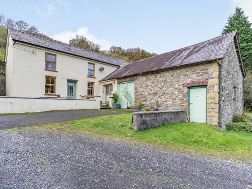 Pont-ar-gothi House | Discover Pwll Farmhouse: Pet-Friendly Retreat for Families