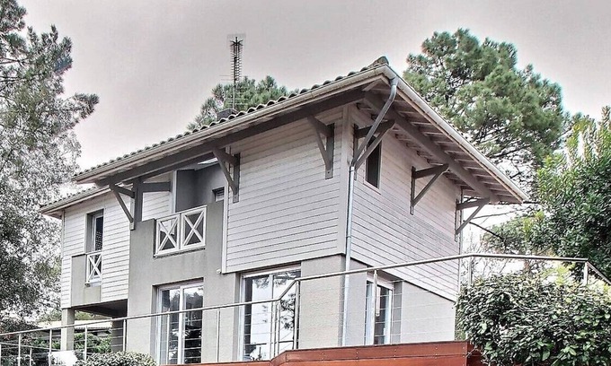 Pyla-sur-Mer House | Cozy Pyla House: Oceanfront Retreat with Spa & Breakfast