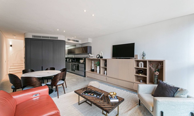 Pyrmont House | Elegant Pyrmont House: Free Parking & Family-Friendly Amenities