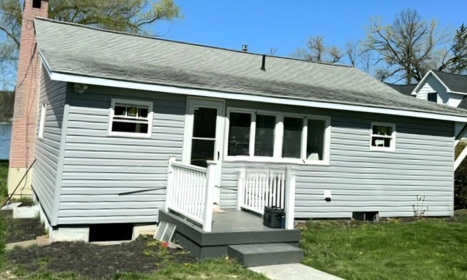 Valois House | Cozy QKA Lakeside Bungalows: Pet & Child-Friendly Haven