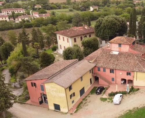 Montevarchi Bed & Breakfast | Discover Comfort at QOELET - B&B with Family-Friendly Amenities