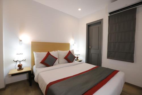 Anand Vihar Hotel | Top-Rated Qotel Hotel IP Residency Near Karkarduma Metro