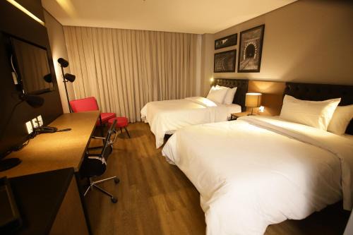 Marista Apartment | Relax at QS Marista: Family-Friendly with Private Pool