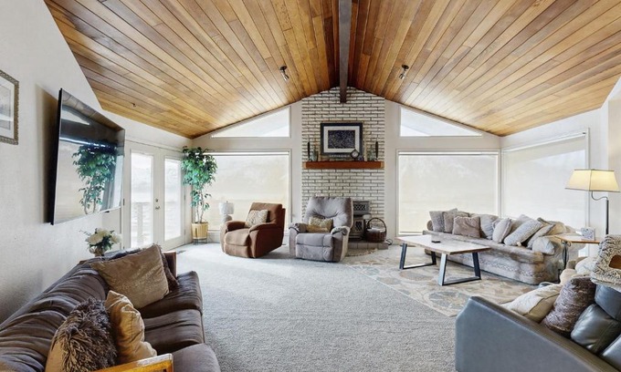 Manson House | Relaxing Quail Haven Retreat with Pool & Hot Tub Access