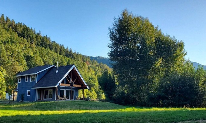 Jacksonville House | Quaint Quail Run River View Cottage with Breakfast Included!