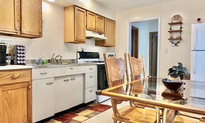 Warren Apartment | Charming 2-Bedroom Retreat Near Downtown & Bike Trails