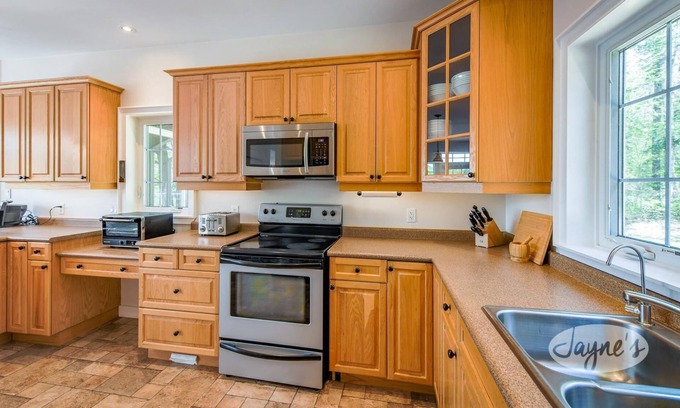 Lake of Bays Cottage | Charming 3-Bedroom Echo Lake Retreat with Scenic Sunsets