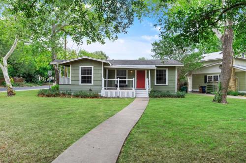 South Manchaca House | Charming 3 Bedroom House with Large Yard, Pet Friendly