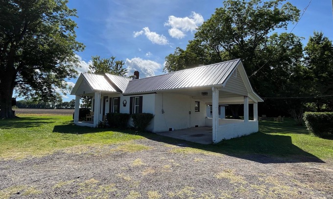 Fairfield House | Pet-Friendly 3BR Home with Lake View & Breakfast Near OBX