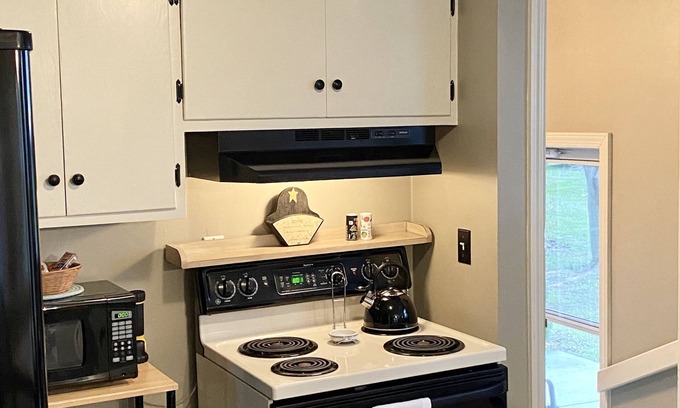 Quarryville Cottage | Family-Friendly White Oak Cottage Near Strasburg with Pool