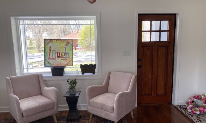 Abingdon Cottage | Cozy Abingdon Cottage with Lake View & Spa Amenities