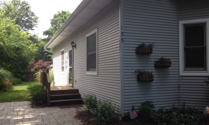 Saugatuck House | Cozy Cottage: Pet-Friendly Stay Near Downtown Saugatuck
