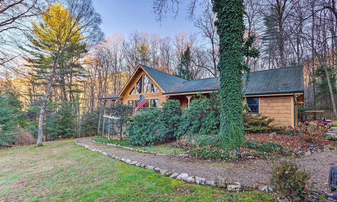 Hampton Apartment | Charming Apt Near Appalachian Trail with Spa & Breakfast