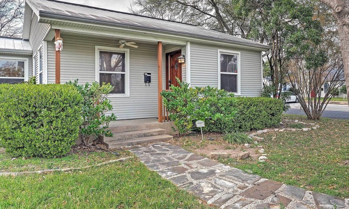 North Loop House | Charming Austin Home with Yard & Easy Downtown Access