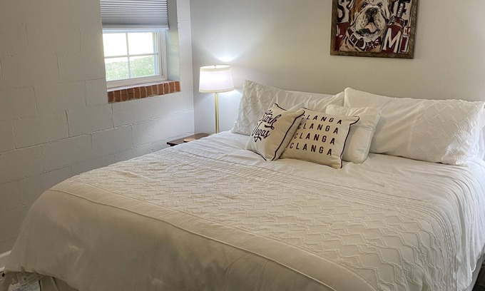 Starkville Apartment | Cozy Basement Apartment Steps from MSU with Kitchen Access!