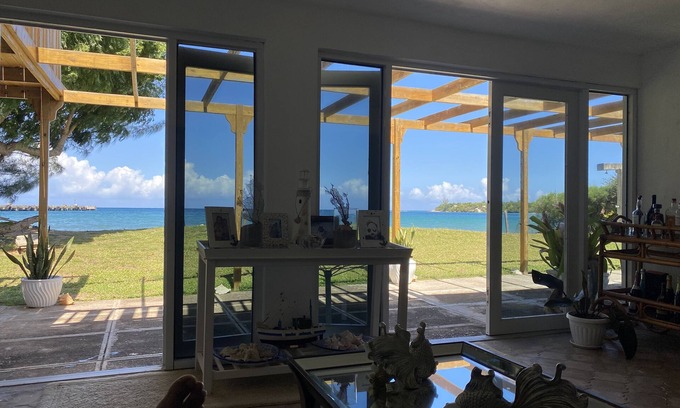 Rio Bueno House | Cozy Beachfront Bungalow with Family and Pet-Friendly Amenities