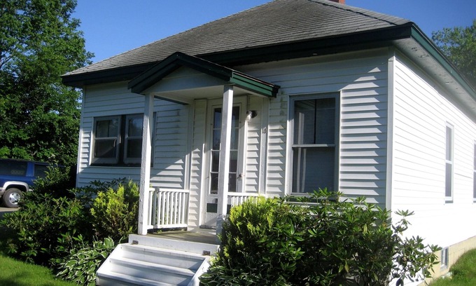 Camden House | Cozy Bungalow Near Downtown with Pool & Spa Amenities