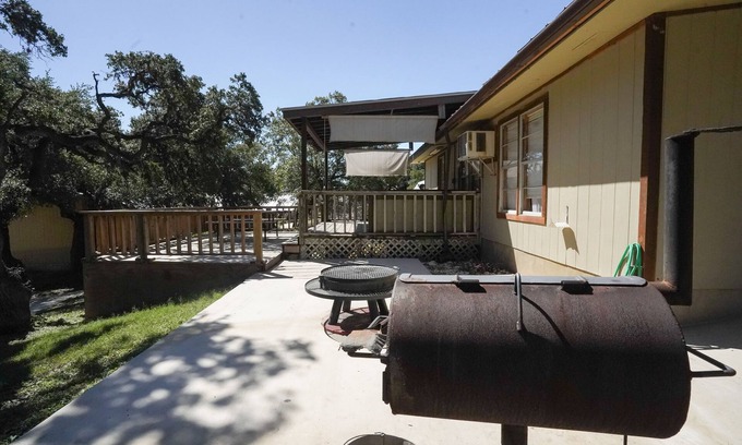 Concan Cabin | Quaint cabin located on the Frio River