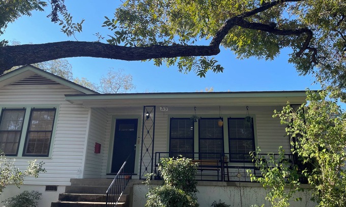 Hancock House | Quaint Casa in Central Austin- walk to UT- Family sized home & pet friendly